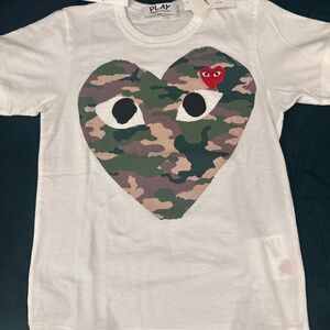 Commes Des Garçons PLAY NWT XS tshirt camo red hearts